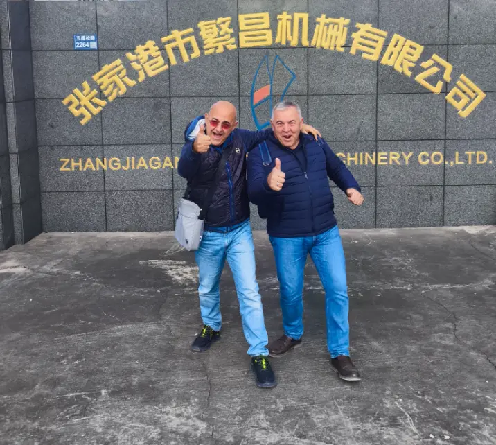 En 2025, la empresa italiana LAMPLAST SRL compró a nuestra empresa dos unidades mixtas de frío y calor SRLW-1300/5000 totalmente automáticas.